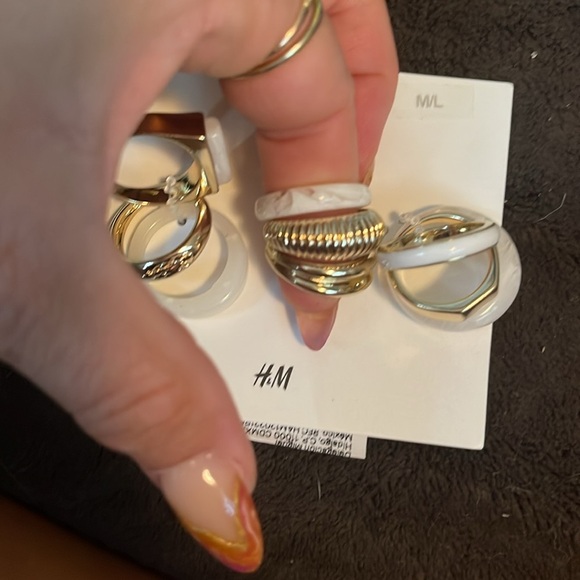 H&M 9-PACK RINGS
GOLD-COLORED/WHITE (Resin 60%, Metal 40%) Size M/L - Picture 4 of 7